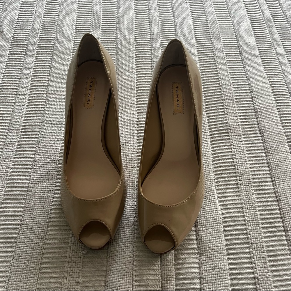 💘 Tahari Nude Pumps